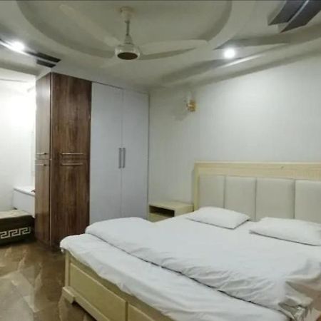 Furnished One-Bedroom Apartment For Rent Lahore Esterno foto