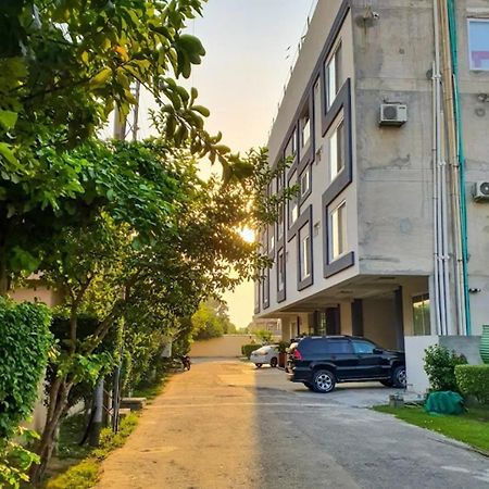Furnished One-Bedroom Apartment For Rent Lahore Esterno foto