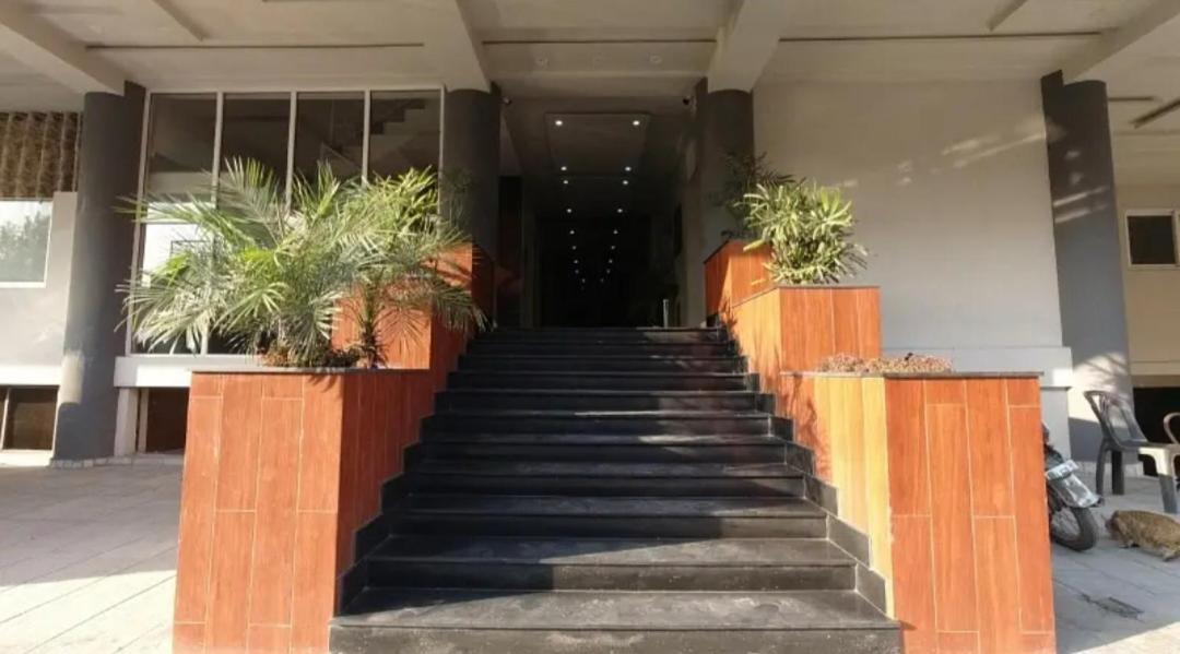 Furnished One-Bedroom Apartment For Rent Lahore Esterno foto