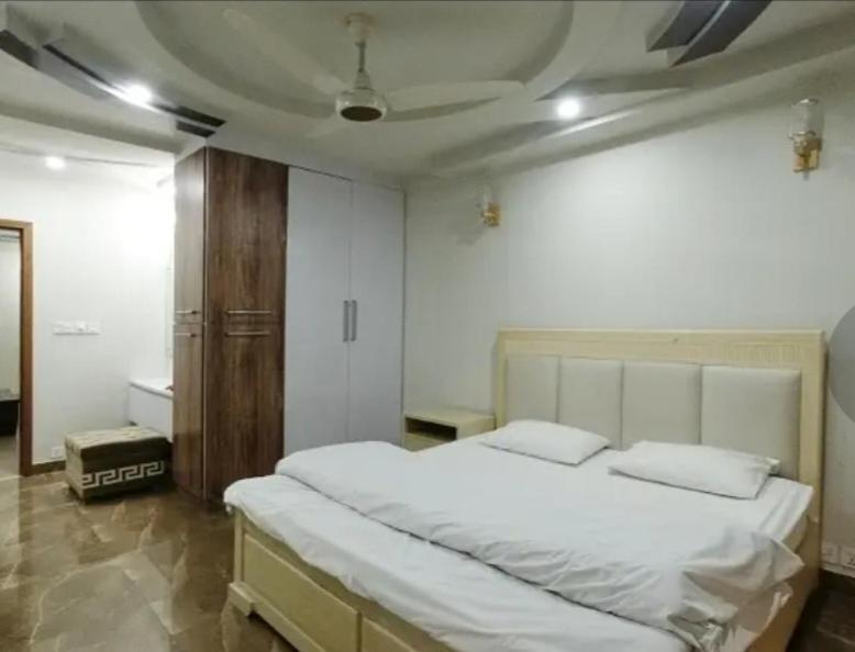 Furnished One-Bedroom Apartment For Rent Lahore Esterno foto