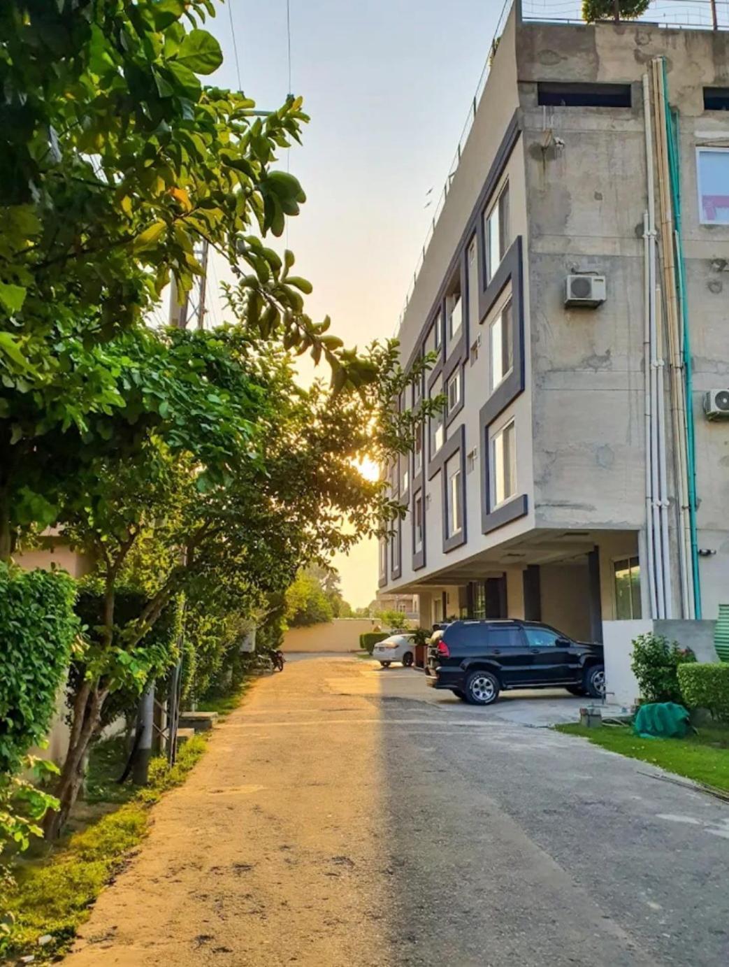Furnished One-Bedroom Apartment For Rent Lahore Esterno foto